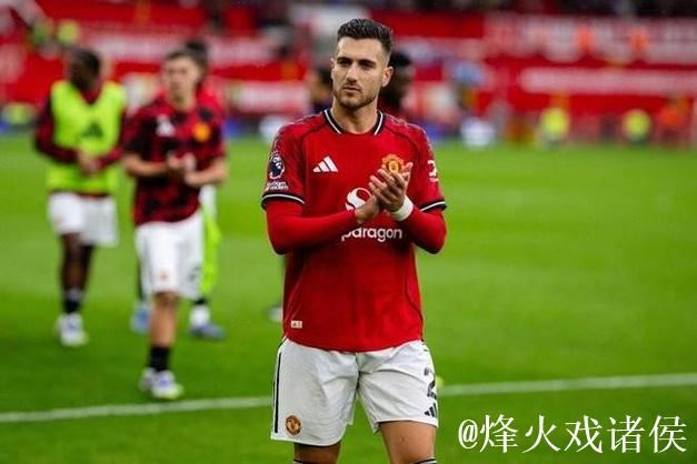 曼晚:曼联教练组给达洛特进行了一对一训练,改善其进攻站位 曼晚:曼联教练组给达洛特进行了一对一训练,改善其进攻站位