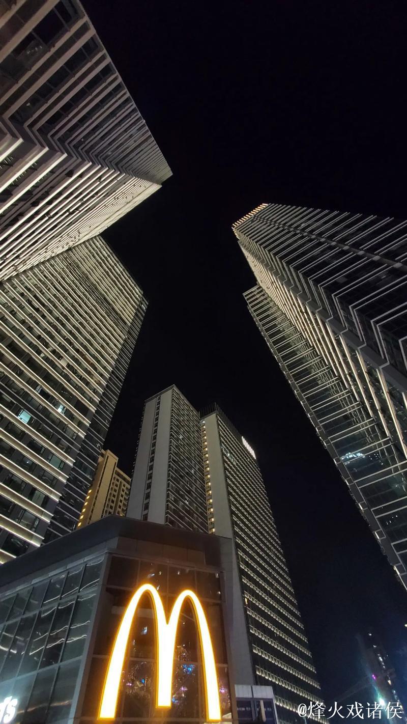 旁边麦当劳招牌完好无损，网友：女神易逝，金拱门永存