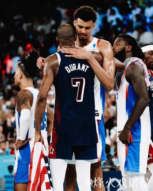 保罗和帕克场边观战，炮哥跟文班亚马开心拥抱